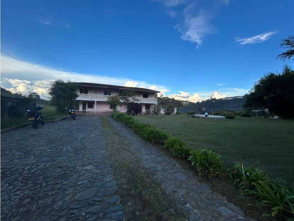 Casa en arriendo Antioquia El Carmen De Viboral El Carmen De Viboral 250 m2 Habitaciones 3 Baños 2 Garajes 5 Precio $3300000