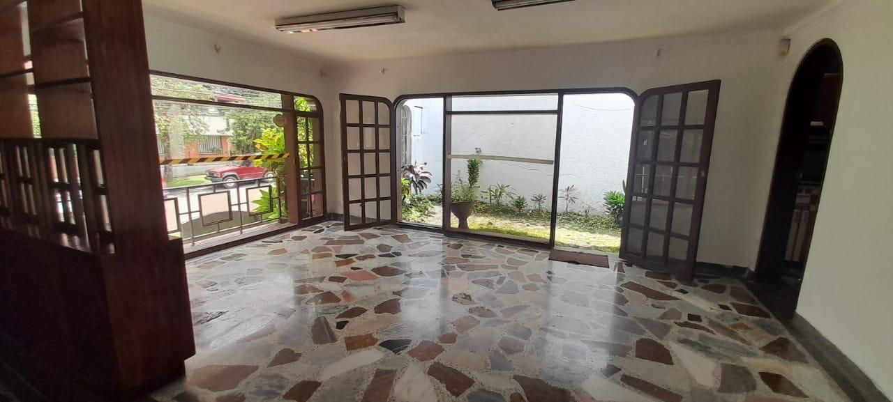 Casa en arriendo o venta Risaralda Pereira Los Alamos 374 m2 Habitaciones 6 Baños 2 Garajes 4 Precio venta $2300000000 Precio arriendo $10700000