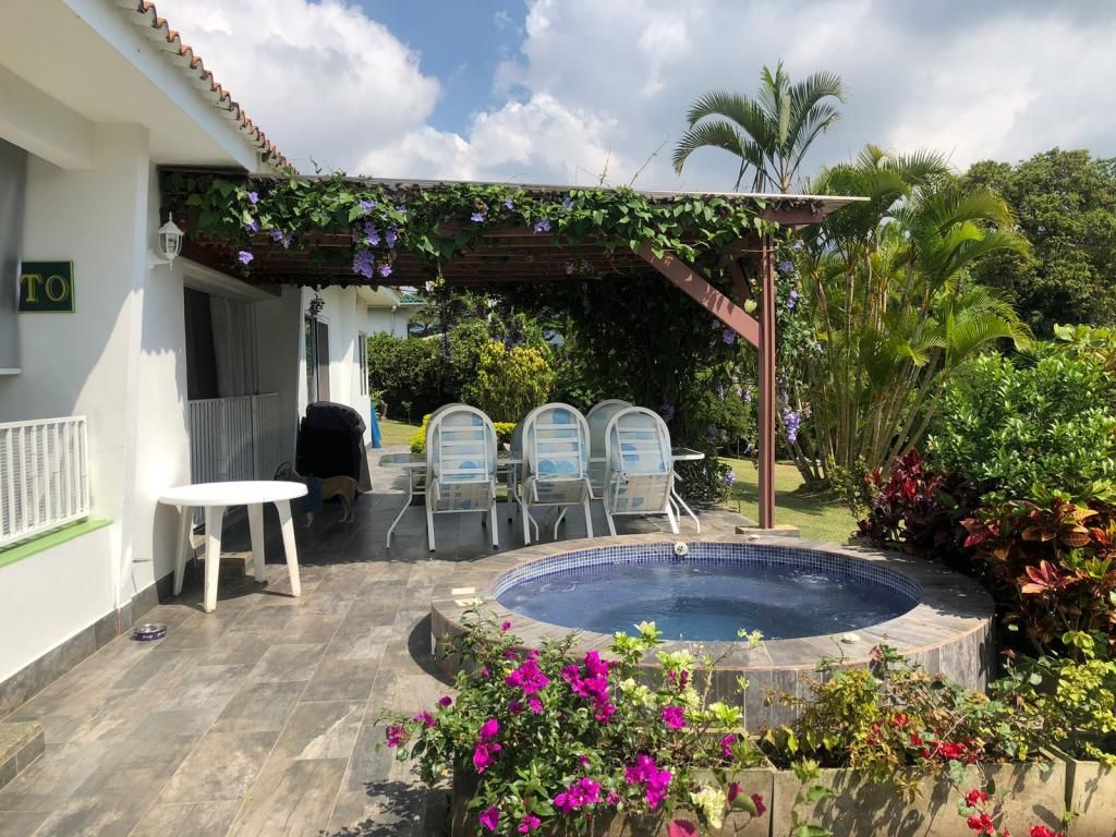 Finca en arriendo Valle Del Cauca Cali Cali 240 m2 Habitaciones 4 Baños 5 Garajes 6 Precio $4000000