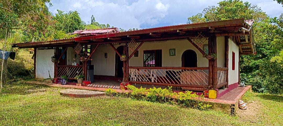 Finca en venta Cundinamarca Guaduas Guaduas 140 m2 Habitaciones 3 Baños 1 Garajes 2 Precio $850000000