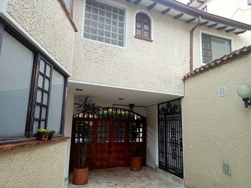 Casa en venta Cundinamarca Bogotá Bella Suiza 243 m2 Habitaciones 3 Baños 4 Garajes 2 Precio $2000000000