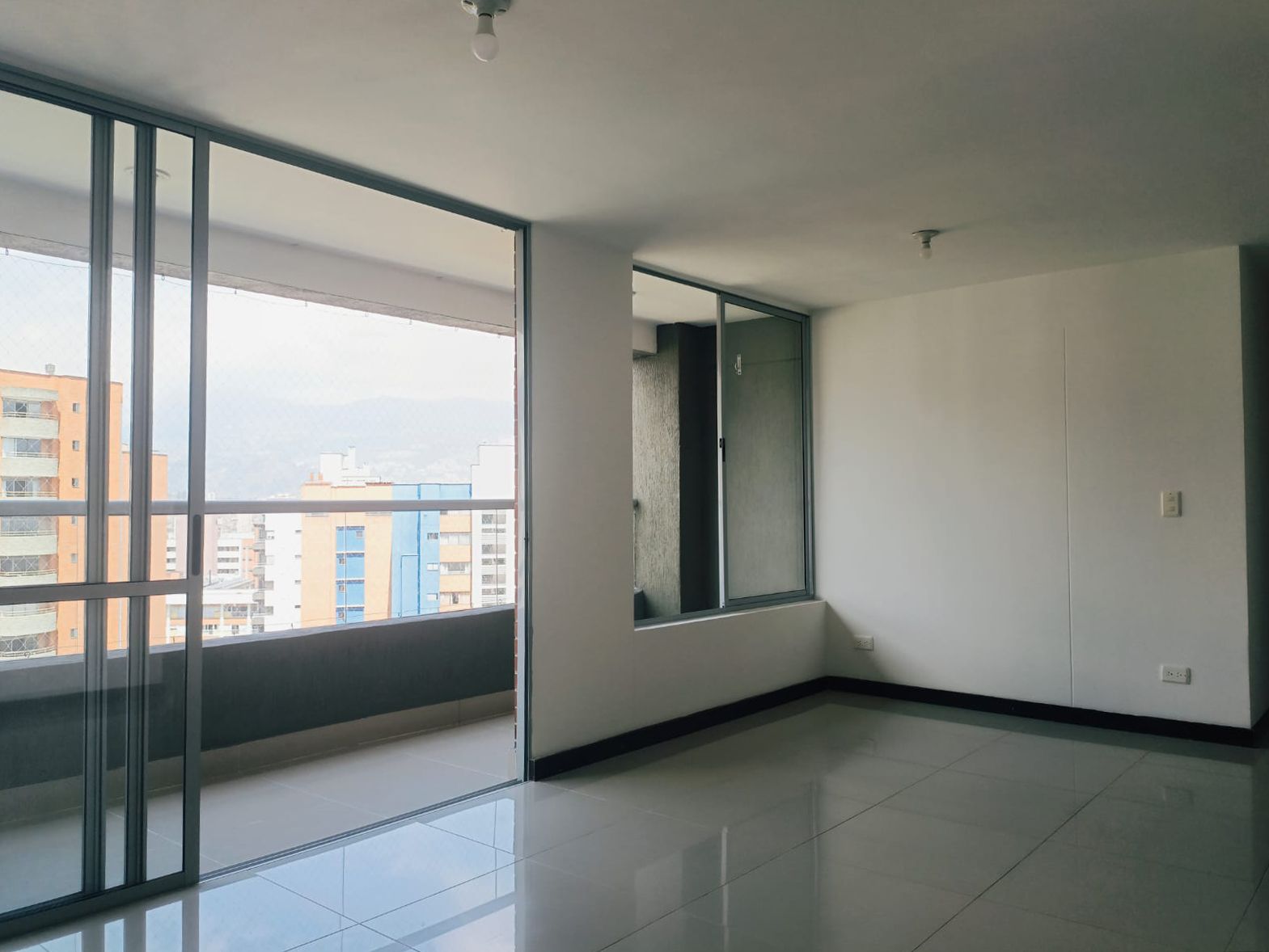 Apartamento en arriendo Antioquia Medellín Loma De Los Bernal 89 m2 Habitaciones 3 Baños 2 Garajes 1 Precio $4200000