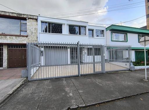 Casa en venta Cundinamarca Bogotá Estoril 320 m2 Habitaciones 5 Baños 4 Garajes 2 Precio $1560000000