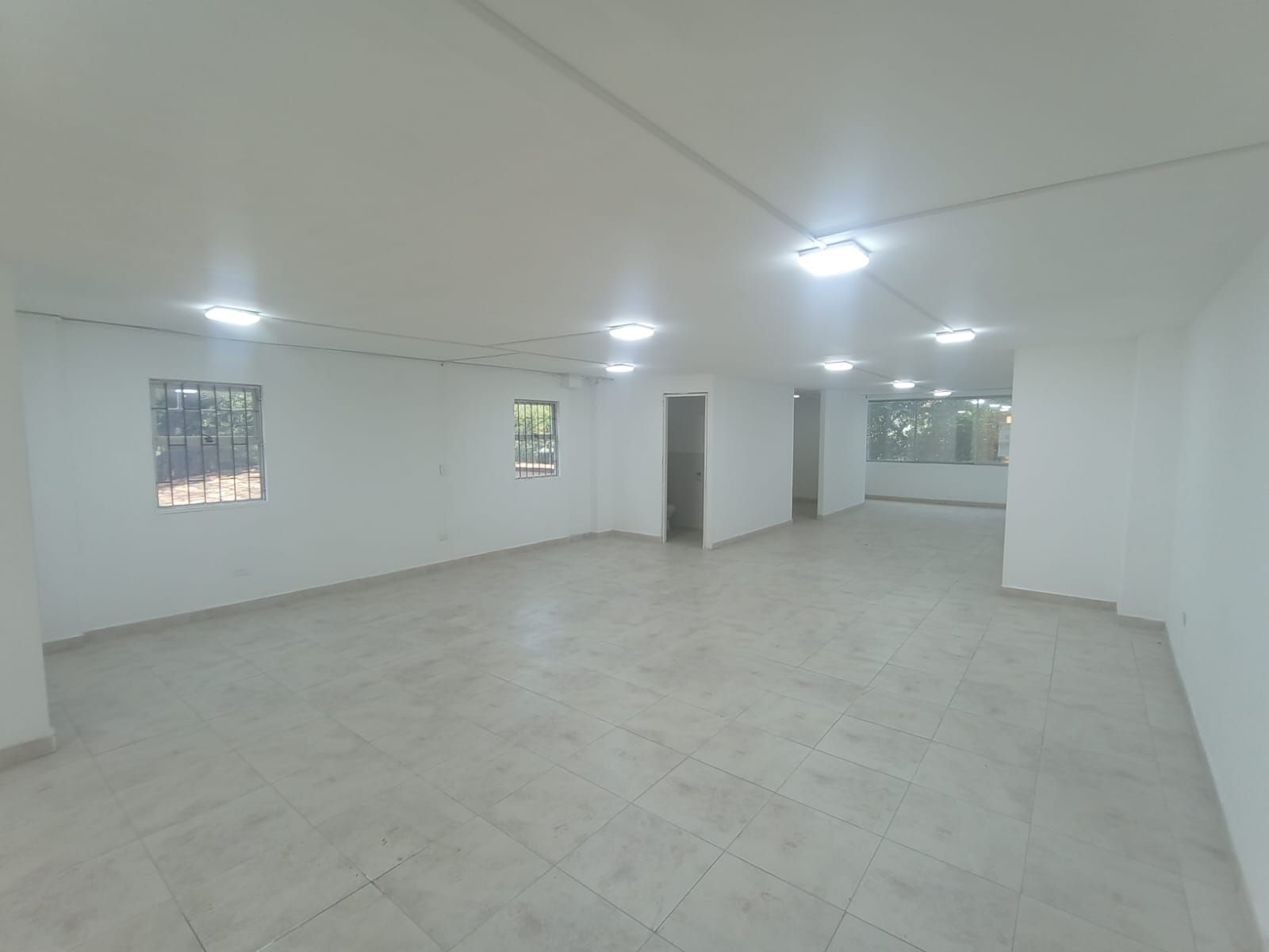 Oficina en arriendo Antioquia Medellín El Nogal Los Almendros 120 m2 Habitaciones 0 Baños 3 Garajes 0 Precio $2500000