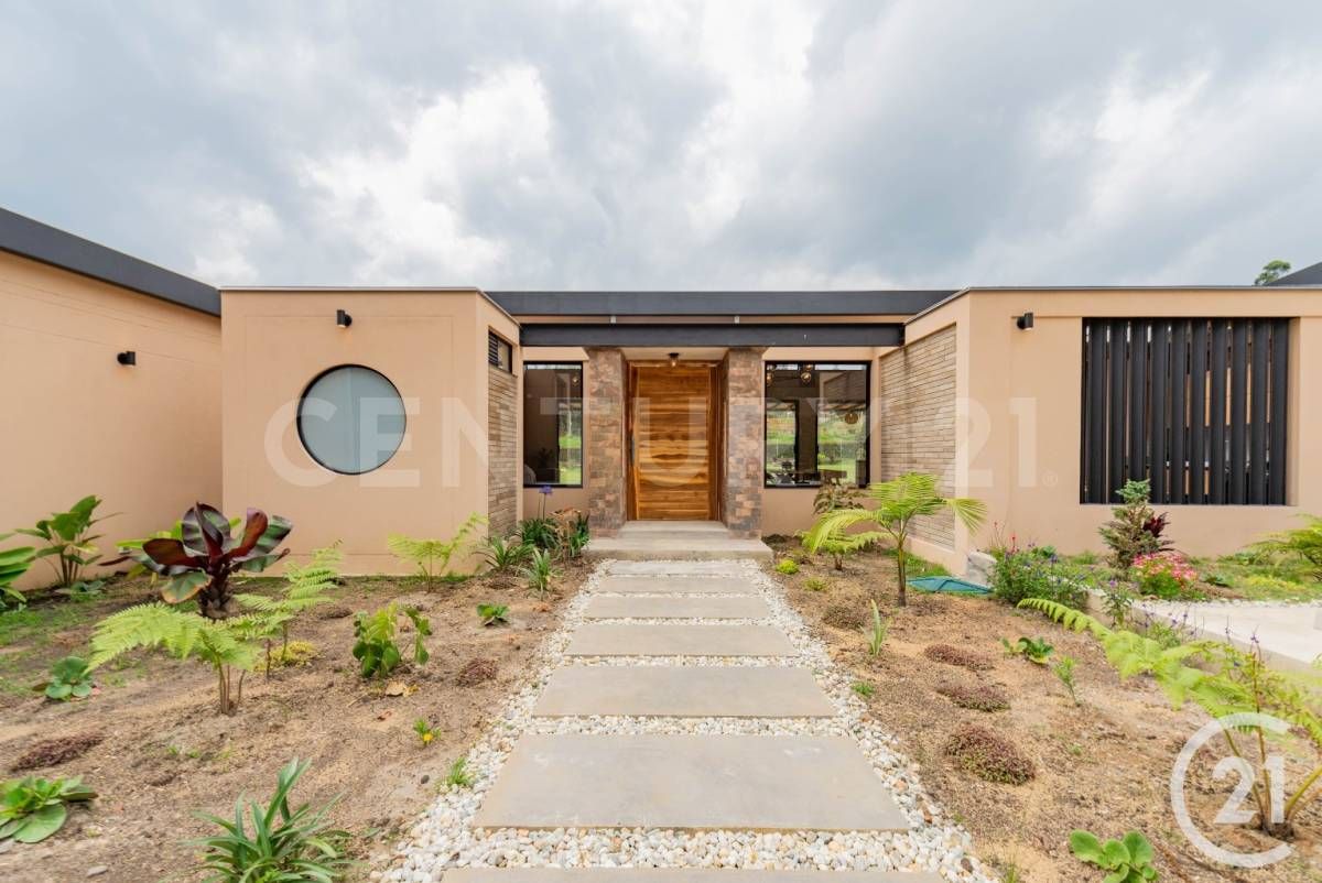 Casa en arriendo Antioquia Guarne Guarne 350 m2 Habitaciones 3 Baños 4 Garajes 3 Precio $10500000