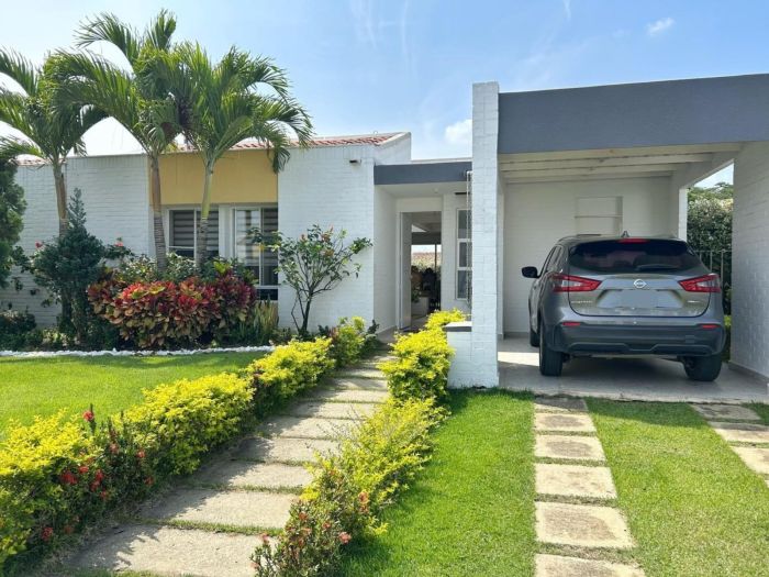 Casa en venta Valle Del Cauca Jamundí Cr Cedros Del Castillo 122 m2 Habitaciones 4 Baños 4 Garajes 2 Precio $650000000