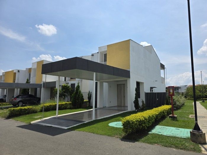 Casa en arriendo Valle Del Cauca Jamundí Cn Almendros Del Castillo 140 m2 Habitaciones 3 Baños 4 Garajes 4 Precio $2500000