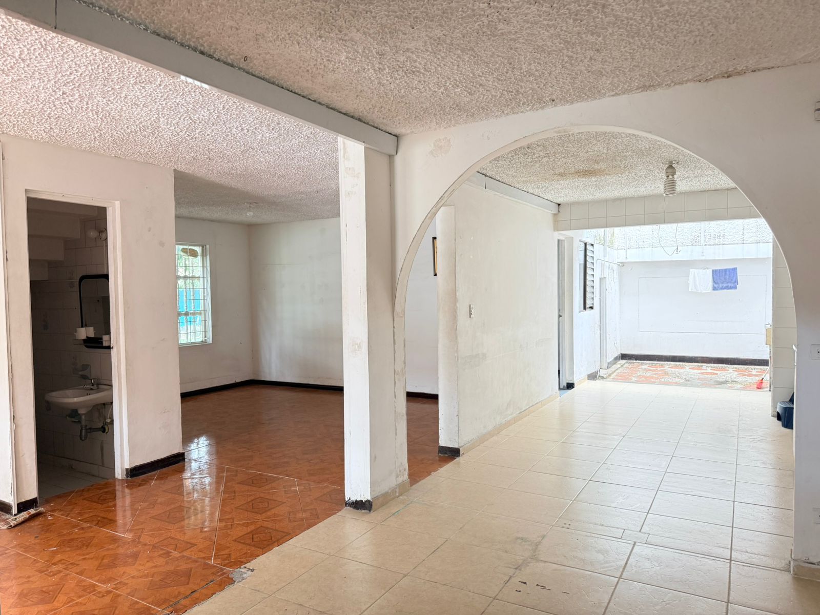 Oficina en arriendo Antioquia Medellín Rosales 220 m2 Habitaciones 0 Baños 4 Garajes 1 Precio $6050000
