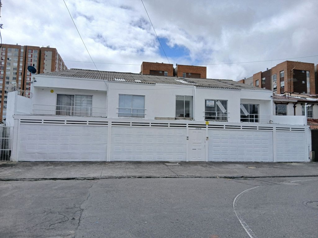 Casa en venta Cundinamarca Bogotá Villa Del Prado 220 m2 Habitaciones 5 Baños 5 Garajes 3 Precio $949000000