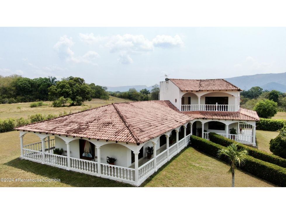 Casa en venta Tolima Carmen De Apicalá Carmen De Apicalá 250 m2 Habitaciones 5 Baños 4 Garajes 6 Precio $1200000000