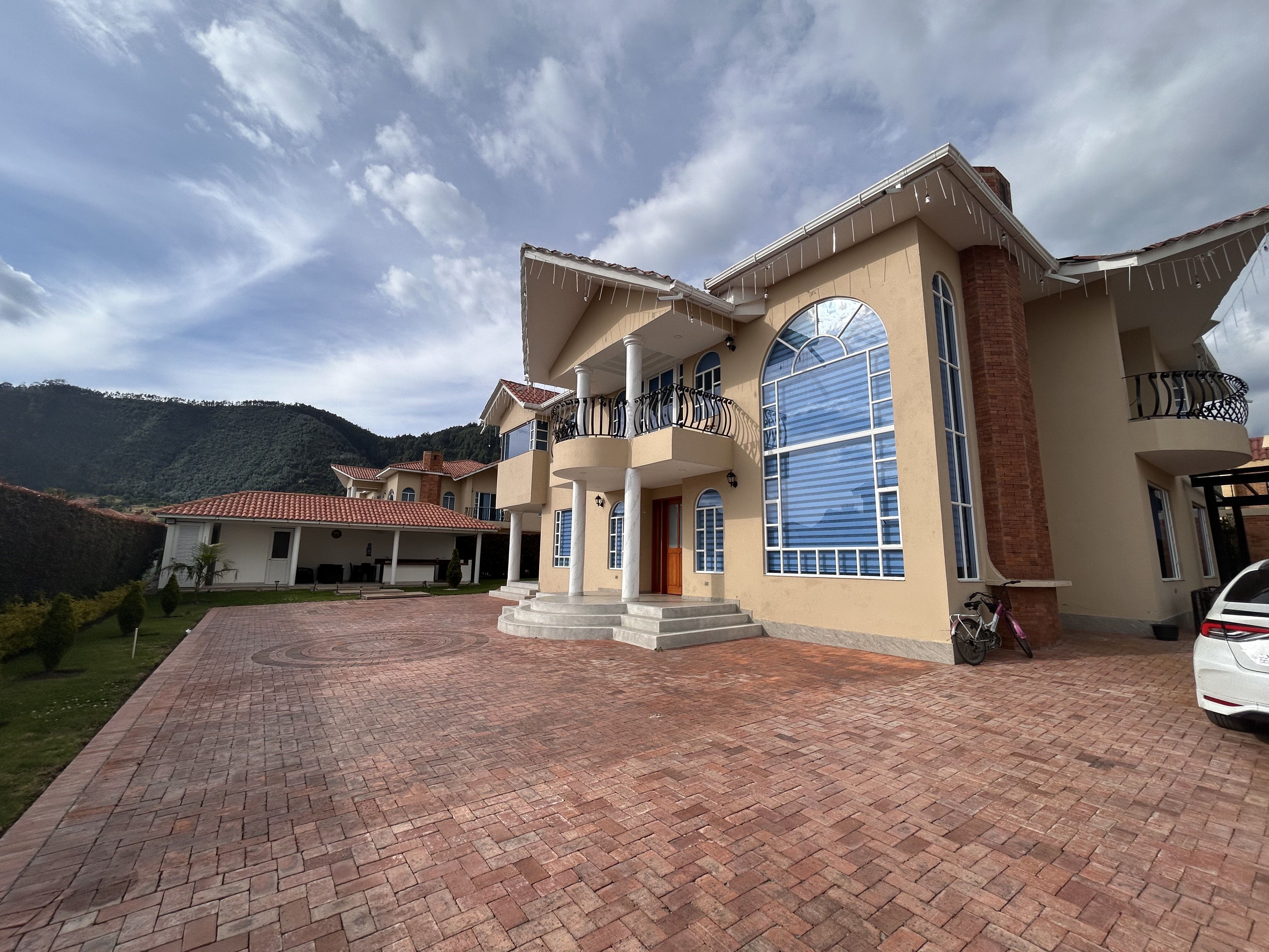 Casa en venta Cundinamarca Cajicá Vda Chuntame 370 m2 Habitaciones 5 Baños 6 Garajes 6 Precio $2800000000