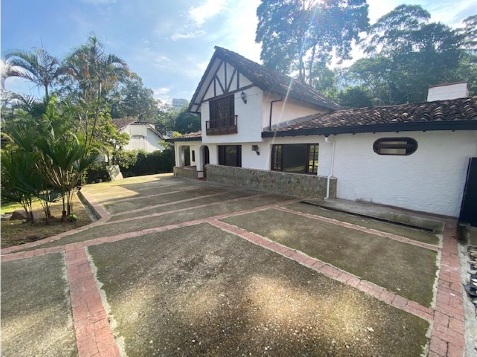 Casa Campestre en arriendo o venta Antioquia Envigado Envigado 350 m2 Habitaciones 4 Baños 3 Garajes 6 Precio venta $2200000000 Precio arriendo $12000000