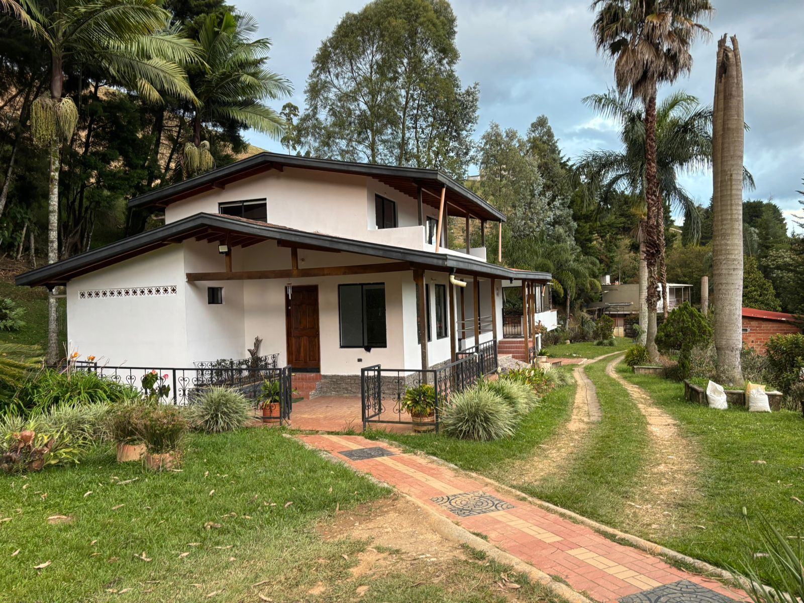 Casa Campestre en arriendo Antioquia Medellín La Hondonada 220 m2 Habitaciones 3 Baños 3 Garajes 3 Precio $4080000