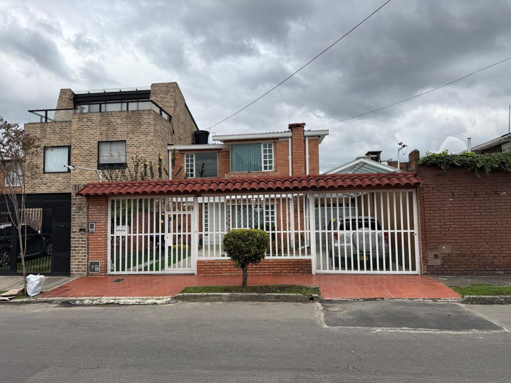 Casa en venta Cundinamarca Bogotá La Esmeralda 200 m2 Habitaciones 4 Baños 5 Garajes 2 Precio $1501000000