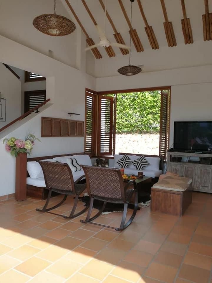 Casa en venta Tolima Melgar Br Heliopolis 193 m2 Habitaciones 5 Baños 5 Garajes 3 Precio $1000000000