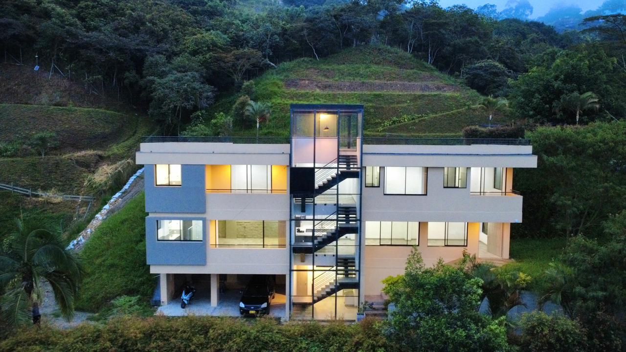 Casa en venta Antioquia Copacabana Copacabana 294 m2 Habitaciones 5 Baños 5 Garajes 6 Precio $1500000000