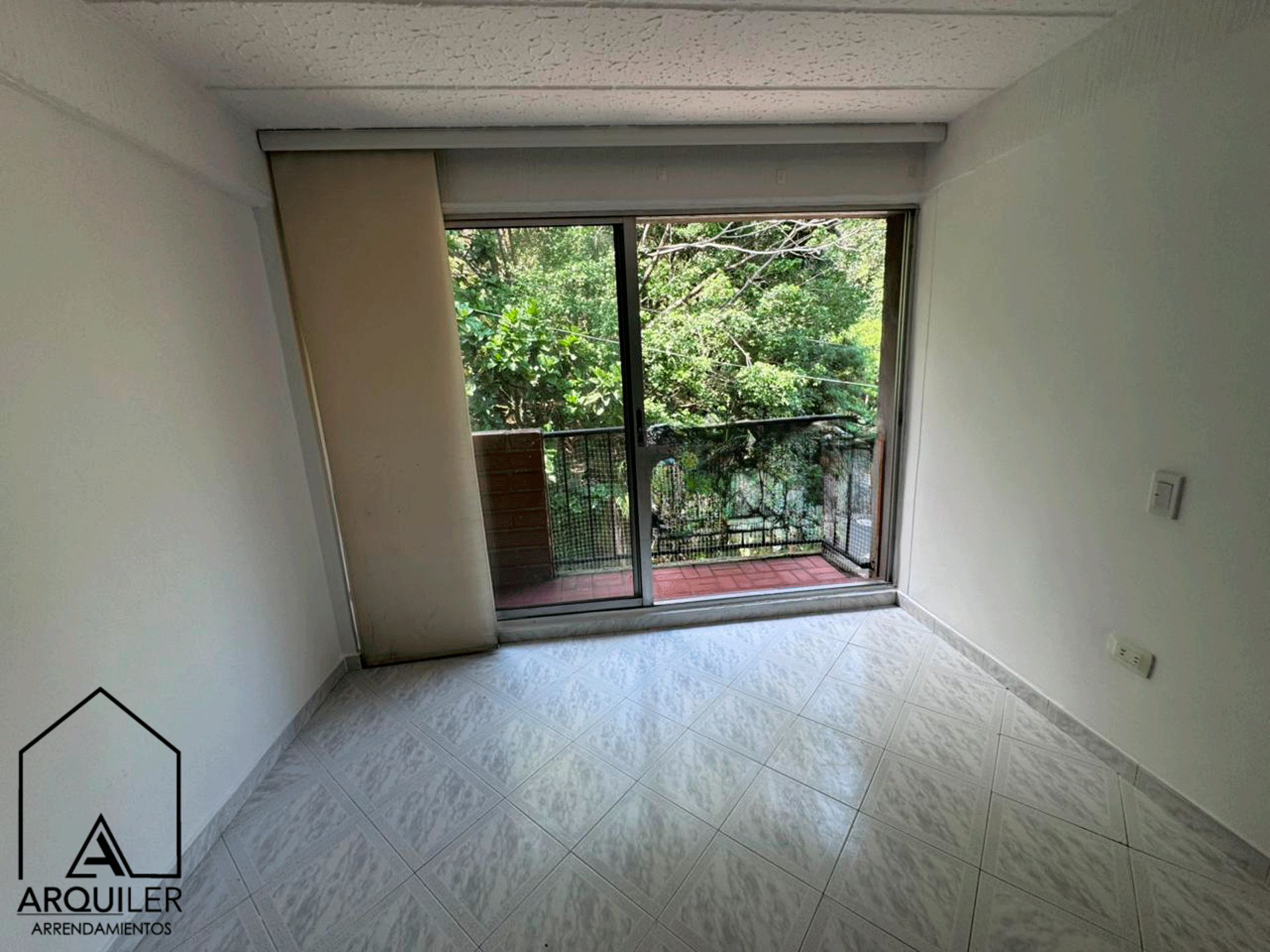 Apartamento en arriendo Antioquia Medellín Loma De Los Bernal 63 m2 Habitaciones 3 Baños 2 Garajes 0 Precio $2400000