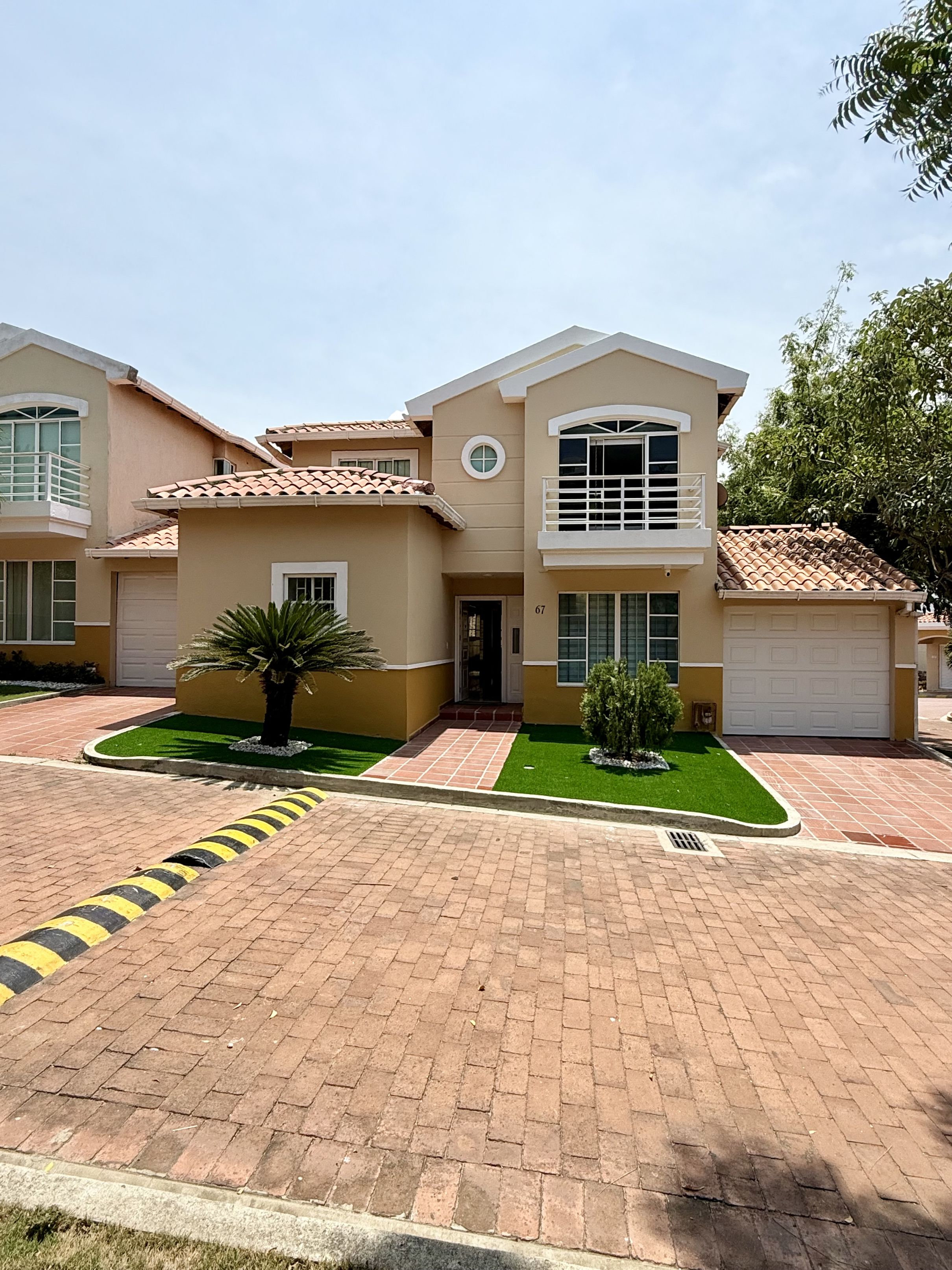 Casa en arriendo o venta Atlántico Barranquilla Cr Castellana Campestre 300 m2 Habitaciones 4 Baños 5 Garajes 2 Precio venta $1400000000 Precio arriendo $8500000