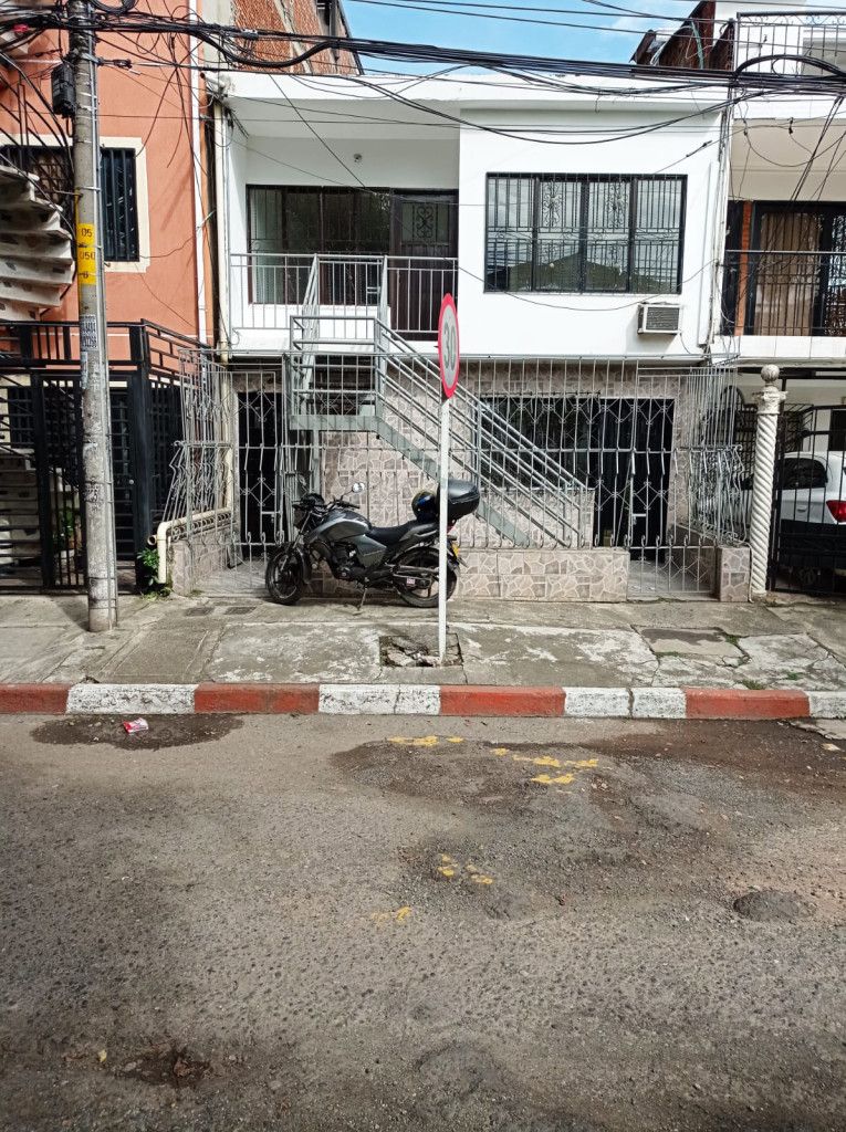 Casa en venta Valle Del Cauca Cali La Base 300 m2 Habitaciones 8 Baños 4 Garajes 0 Precio $450000000