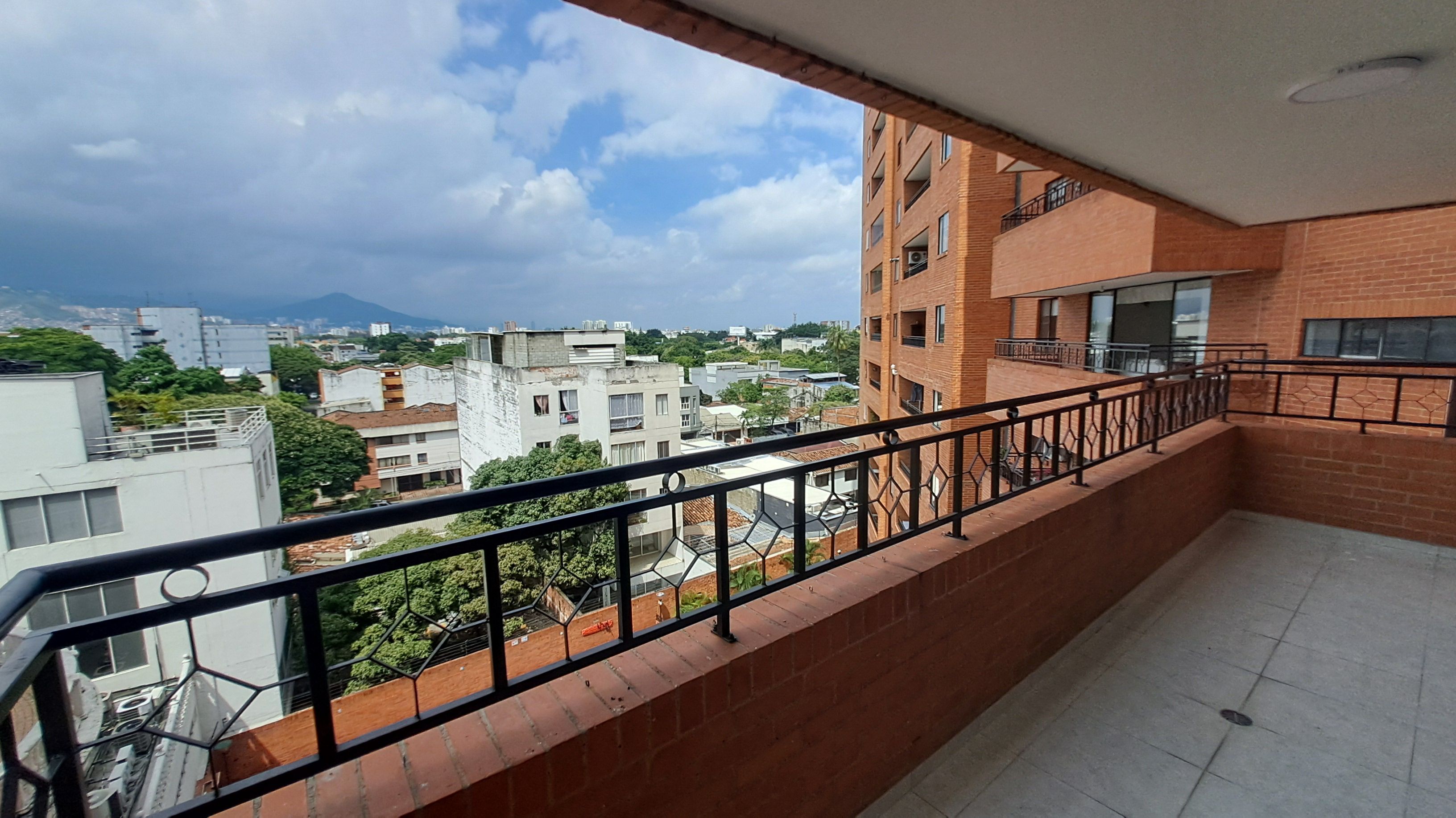 Apartamento en arriendo Valle Del Cauca Cali El Gran Limonar 120 m2 Habitaciones 3 Baños 3 Garajes 2 Precio $2700000