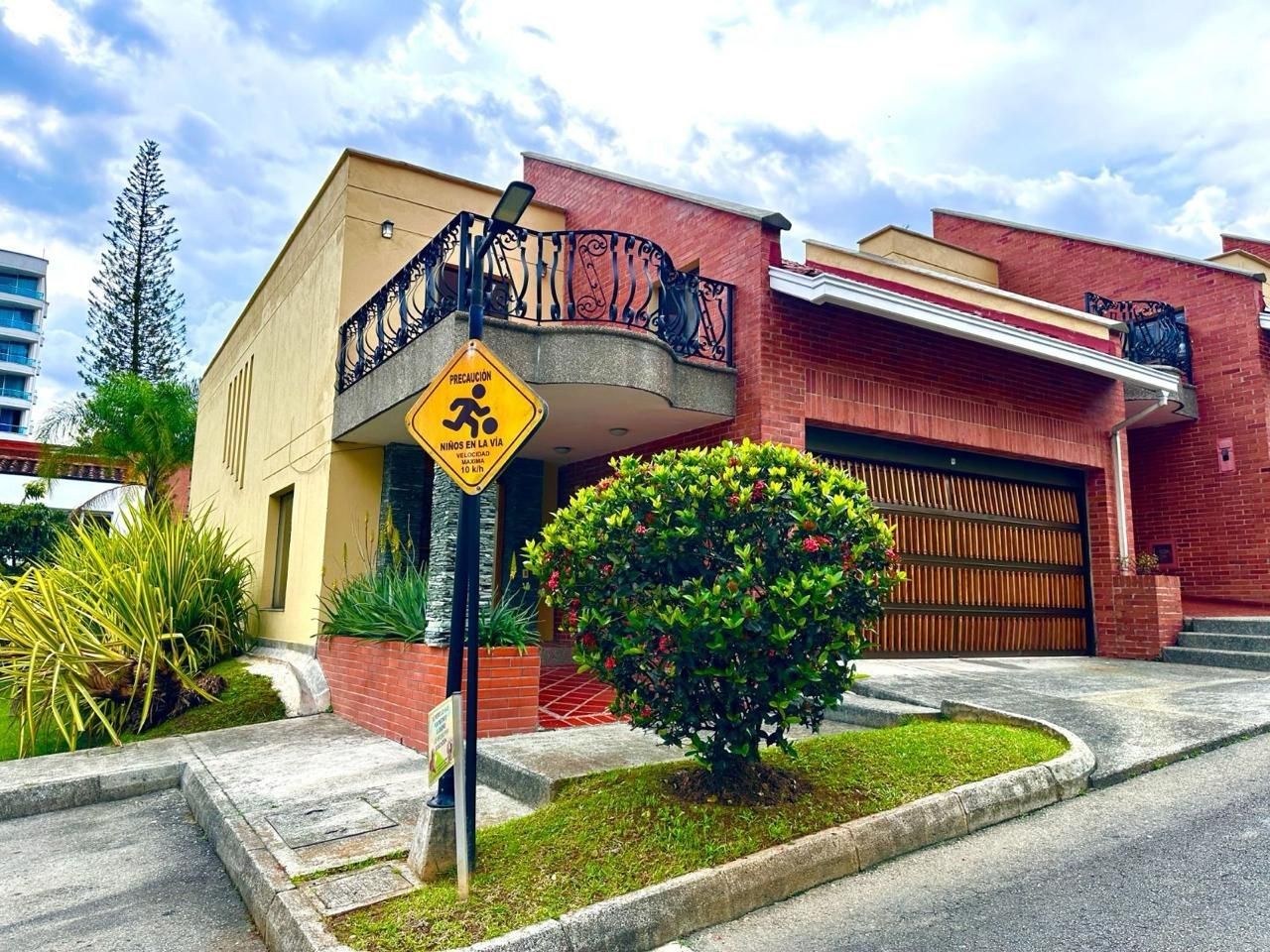 Casa en venta Antioquia Medellín Las Palmas 268 m2 Habitaciones 5 Baños 5 Garajes 2 Precio $1750000000