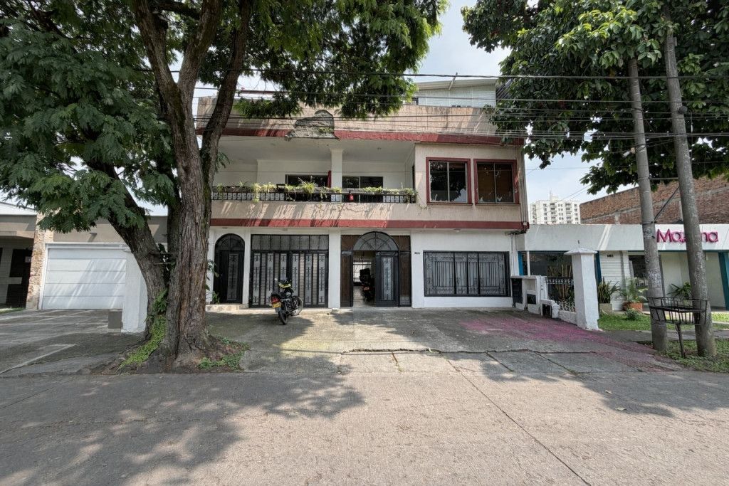 Local en arriendo Valle Del Cauca Cali Prados Del Norte 250 m2 Habitaciones 0 Baños 2 Garajes 3 Precio $10000000