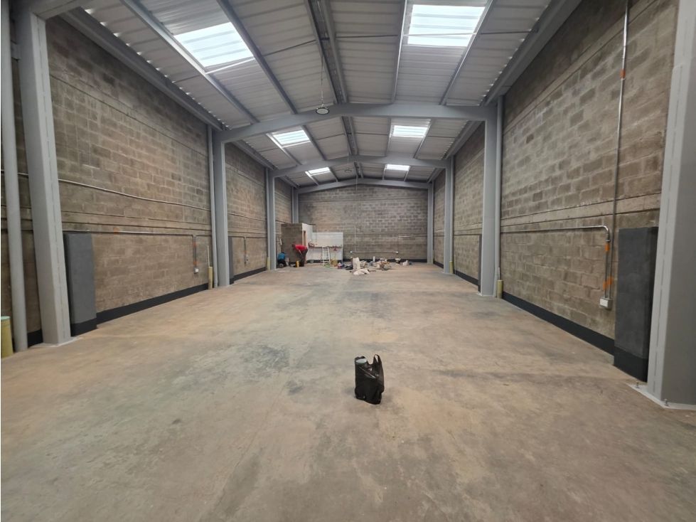 Bodega en arriendo Antioquia Sabaneta Calle Larga 220 m2 Habitaciones 0 Baños 2 Garajes 0 Precio $15000000