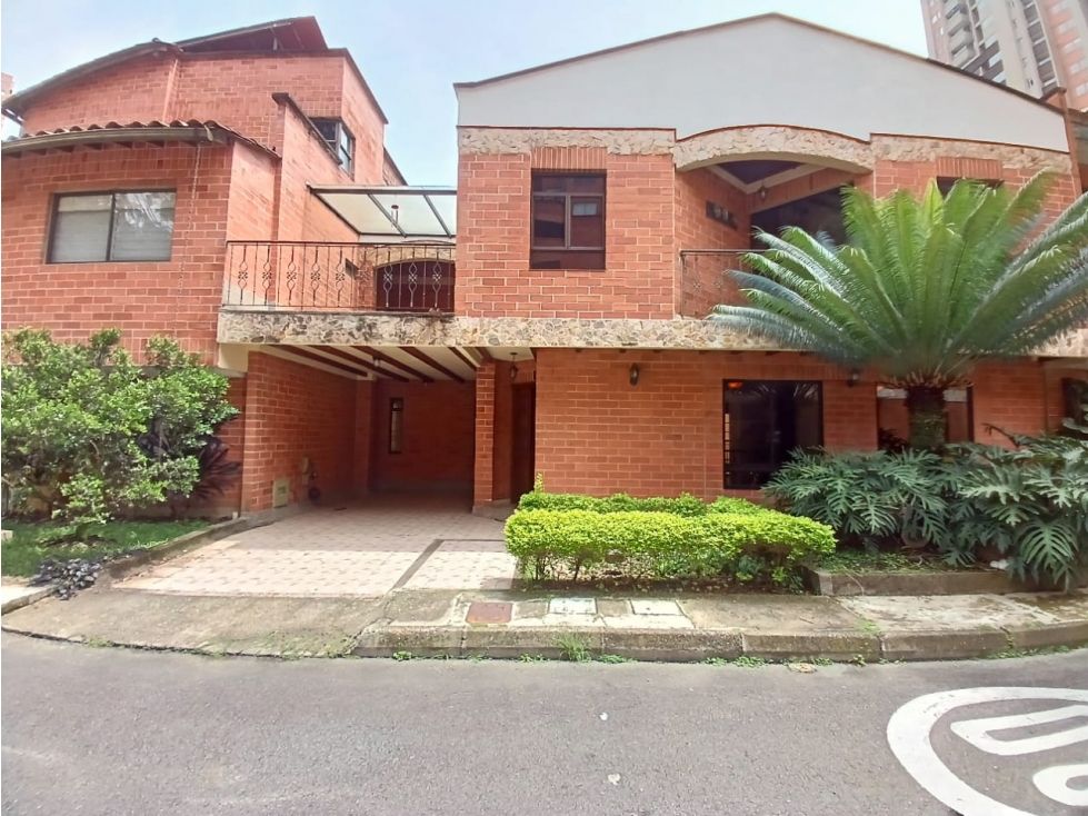 Casa en arriendo o venta Antioquia Sabaneta Tres Esquinas 283 m2 Habitaciones 4 Baños 4 Garajes 2 Precio venta $990000000 Precio arriendo $6450000