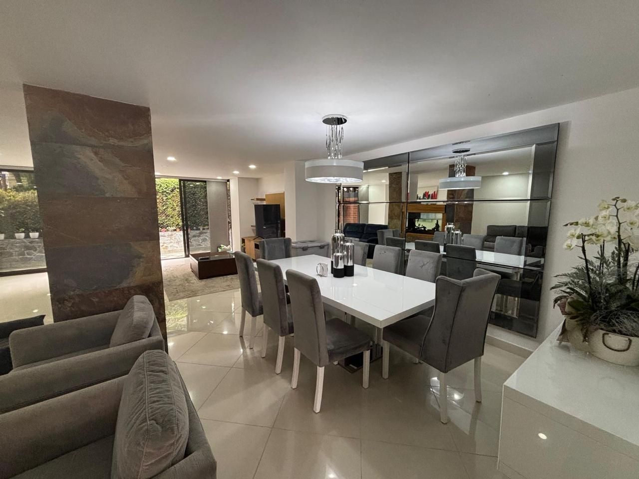 Casa en venta Antioquia Medellín Los Naranjos 220 m2 Habitaciones 4 Baños 6 Garajes 1 Precio $1350000000