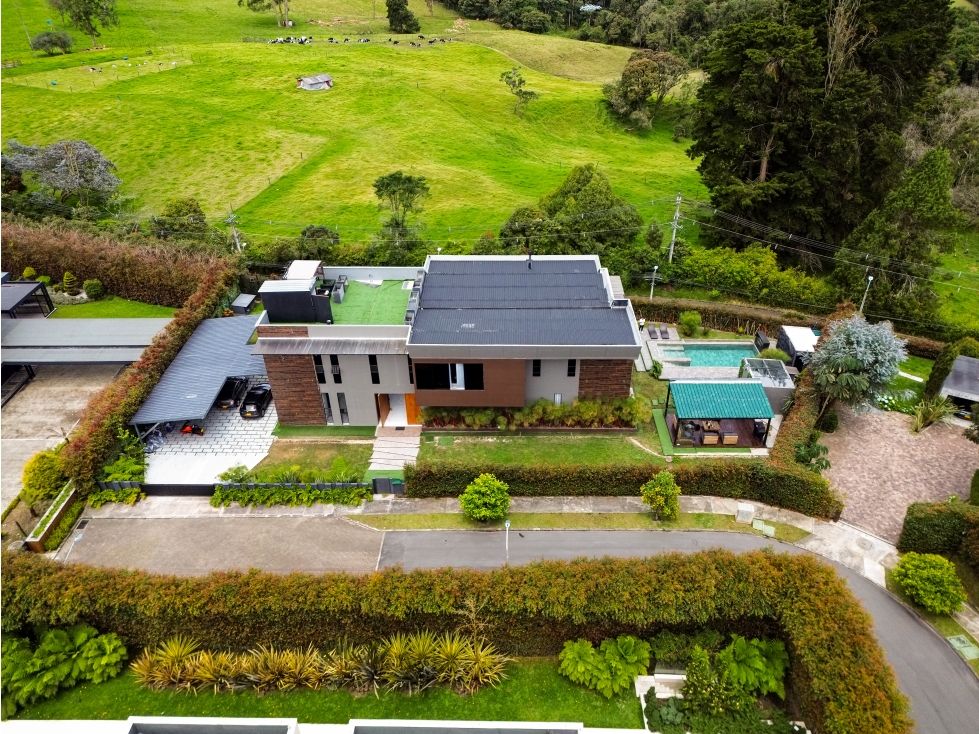 Casa en arriendo o venta Antioquia Envigado La Mesa 800 m2 Habitaciones 5 Baños 10 Garajes 2 Precio venta $13880000000 Precio arriendo $48997827