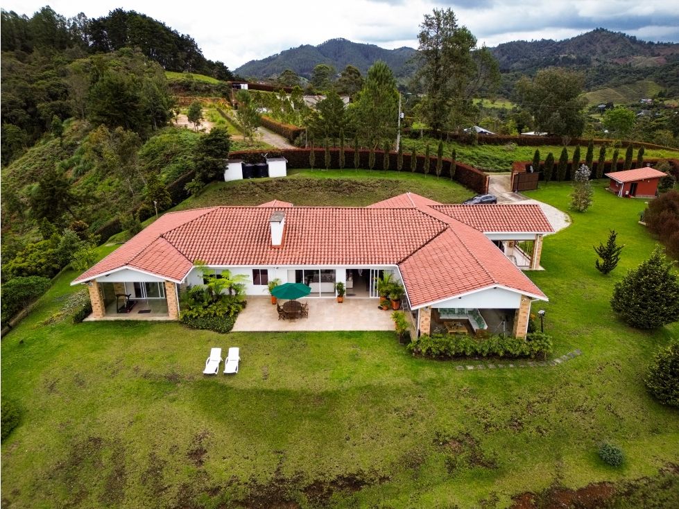 Casa Campestre en arriendo o venta Antioquia El Retiro El Retiro 550 m2 Habitaciones 3 Baños 4 Garajes 12 Precio venta $3300000000 Precio arriendo $18000000