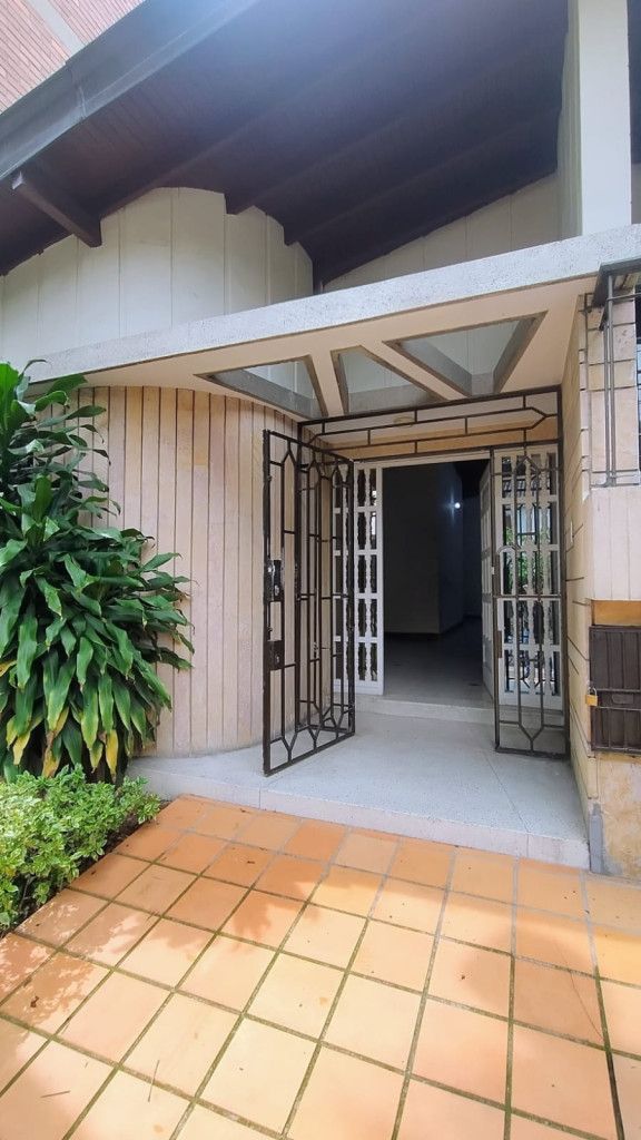 Casa en arriendo Antioquia Medellín Rosales 300 m2 Habitaciones 6 Baños 3 Garajes 1 Precio $7900000