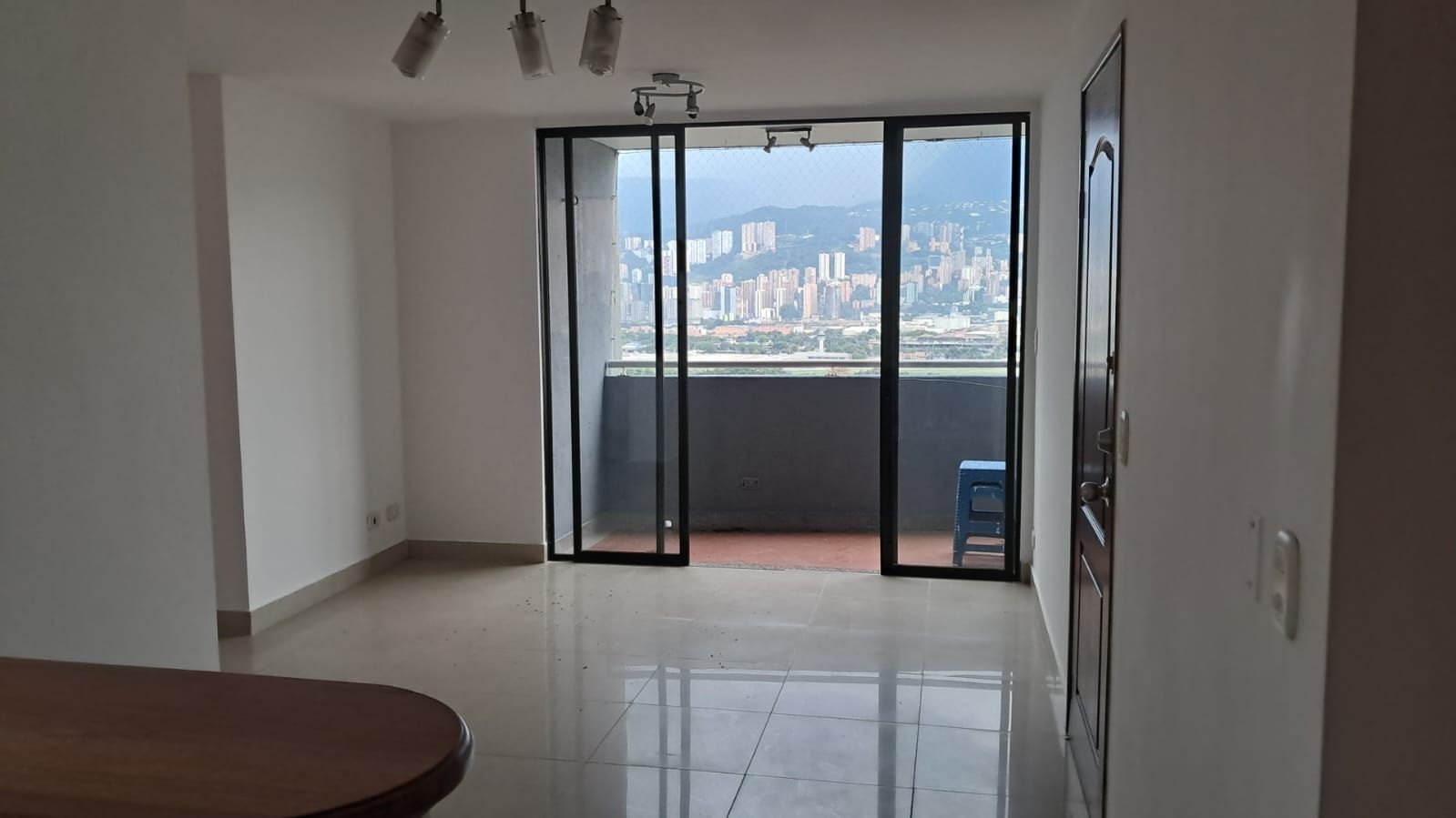 Apartamento en arriendo Antioquia Medellín Loma De Los Bernal 73 m2 Habitaciones 2 Baños 2 Garajes 1 Precio $3500000