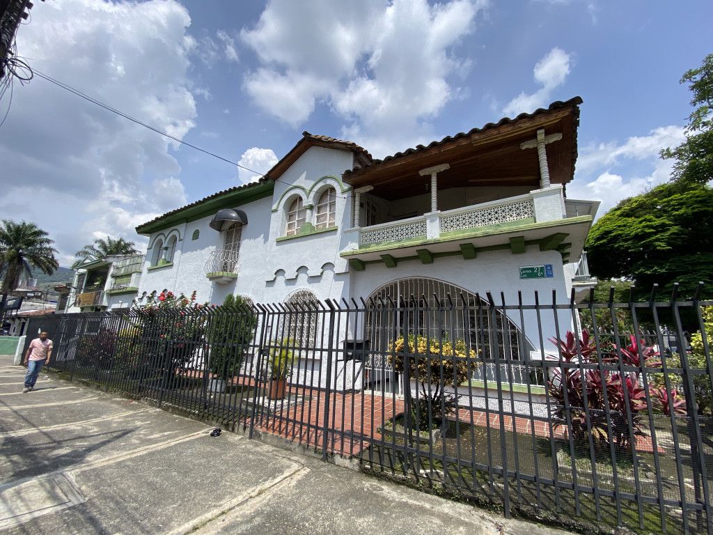 Casa en venta Valle Del Cauca Cali El Cedro 242 m2 Habitaciones 6 Baños 3 Garajes 1 Precio $790000000