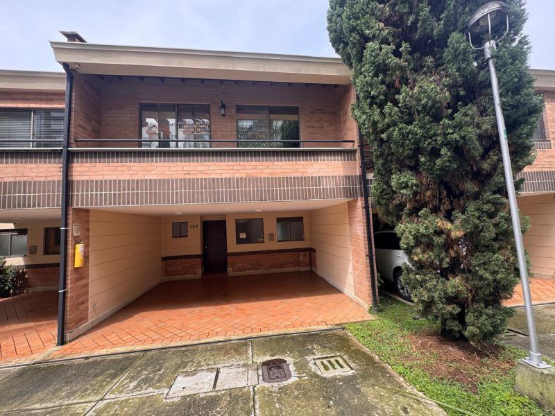 Casa en arriendo o venta Antioquia Envigado Zúñiga 153 m2 Habitaciones 3 Baños 3 Garajes 2 Precio venta $1500000000 Precio arriendo $7900000