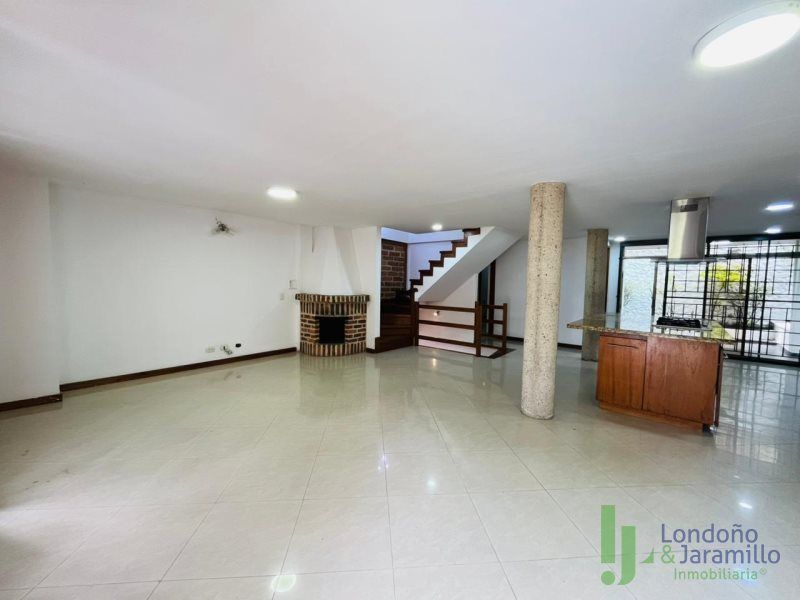 Casa en venta Antioquia Sabaneta Calle Larga 217 m2 Habitaciones 3 Baños 4 Garajes 4 Precio $1200000000