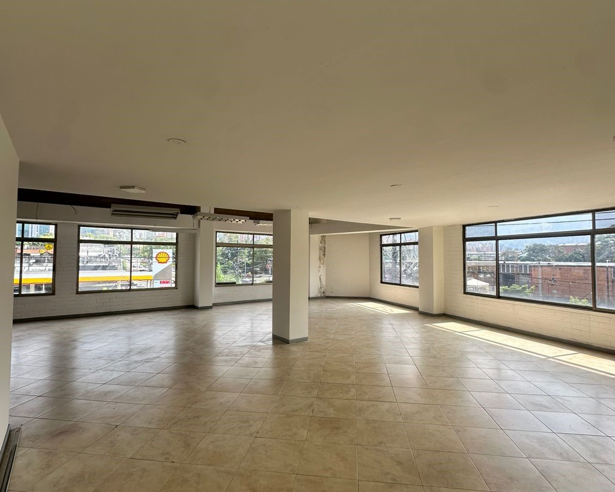 Oficina en arriendo o venta Antioquia Medellín Cristo Rey 226 m2 Habitaciones 0 Baños 3 Garajes 0 Precio venta $1240000000 Precio arriendo $8000000