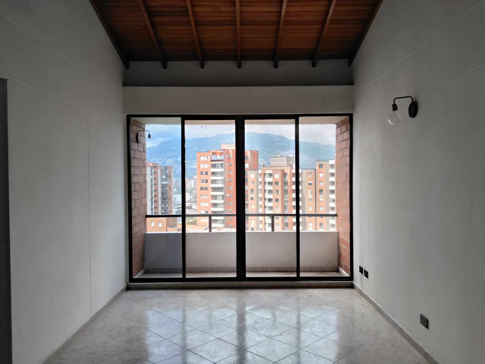 Apartamento en arriendo Antioquia Medellín Altos Del Poblado 90 m2 Habitaciones 2 Baños 2 Garajes 2 Precio $3800000