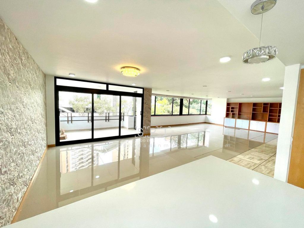 Apartamento en arriendo Antioquia Medellín La Linde 214 m2 Habitaciones 3 Baños 4 Garajes 2 Precio $12000000