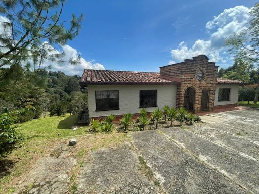 Casa en arriendo Antioquia Envigado Bosques De Zúñiga 200 m2 Habitaciones 3 Baños 2 Garajes 4 Precio $7500000