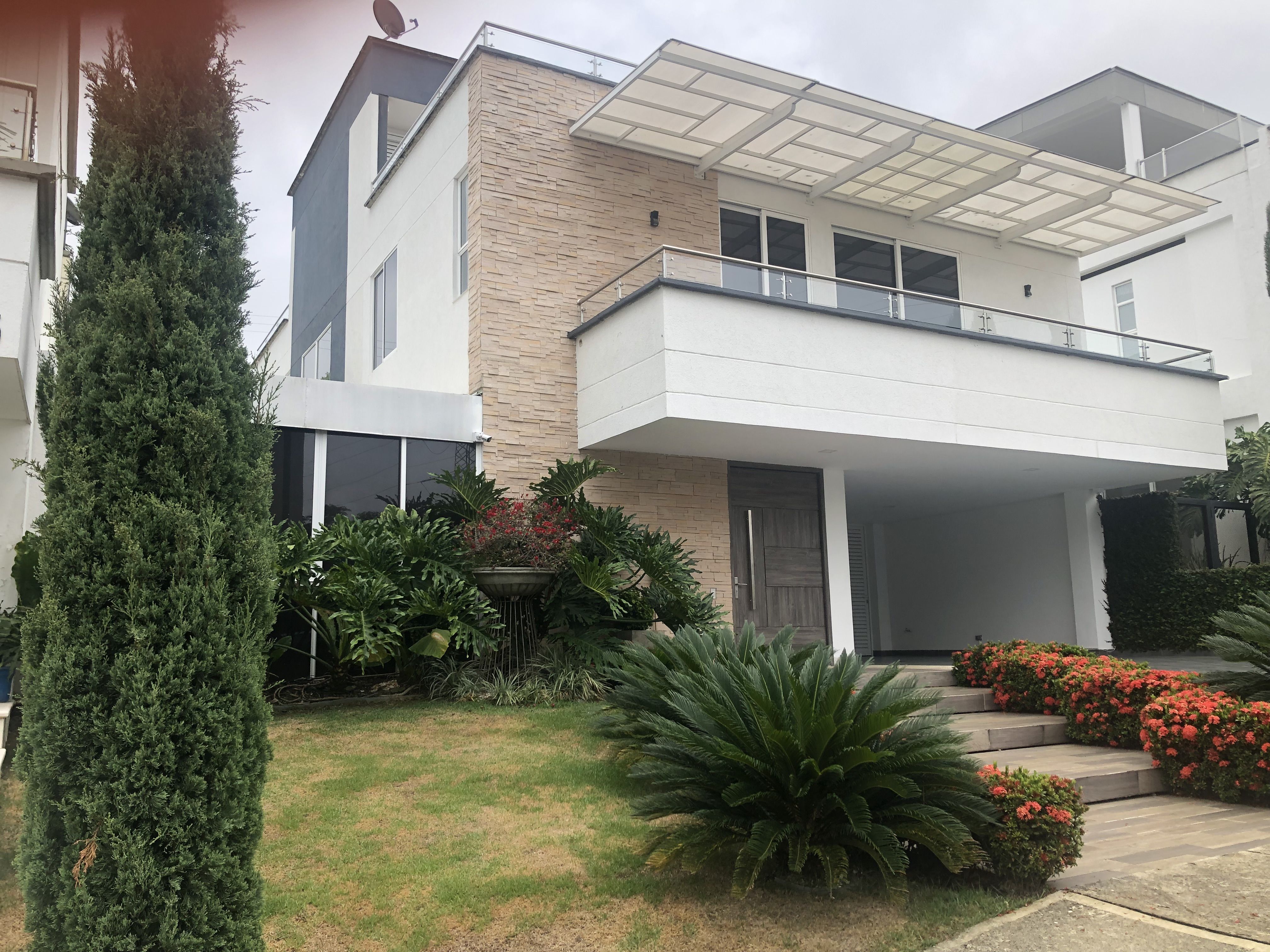 Casa en arriendo Valle Del Cauca Cali Parcelacion Cerros La Buitrera 438 m2 Habitaciones 5 Baños 6 Garajes 4 Precio $12000000