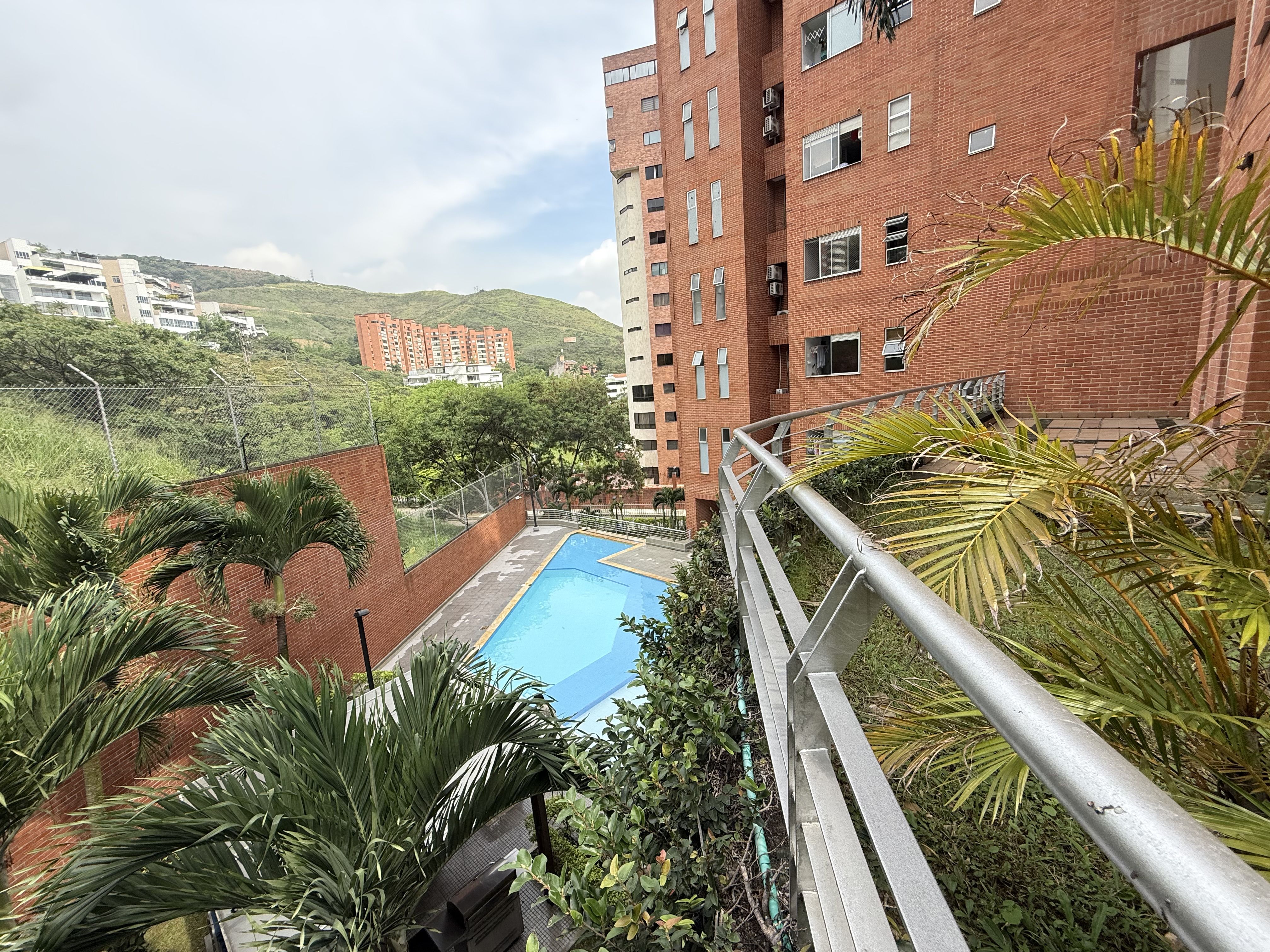 Apartamento en arriendo Valle Del Cauca Cali Tejares Cristales 1050 m2 Habitaciones 3 Baños 5 Garajes 2 Precio $8000000