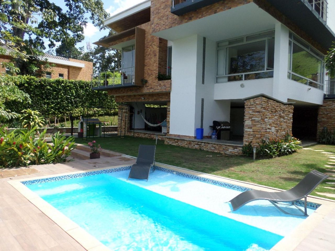 Casa en venta Santander Floridablanca Florida 484 m2 Habitaciones 4 Baños 6 Garajes 4 Precio $2500000000