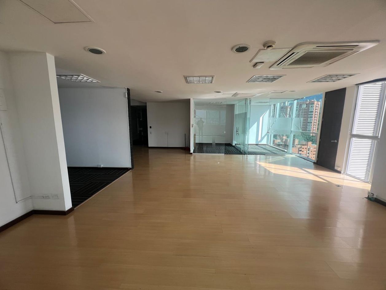 Oficina en arriendo Antioquia Medellín Los Balsos No 1 250 m2 Habitaciones 0 Baños 3 Garajes 4 Precio $4500000
