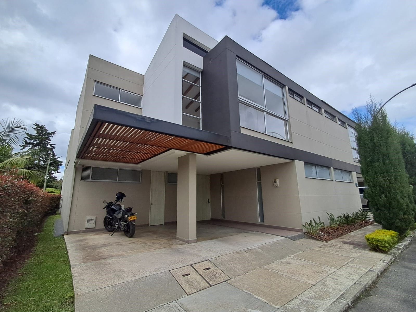 Casa en arriendo Antioquia Rionegro Gualanday 165 m2 Habitaciones 3 Baños 4 Garajes 2 Precio $6500000