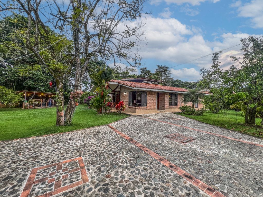 Casa en venta Valle Del Cauca Jamundí Simón Bolívar 200 m2 Habitaciones 3 Baños 3 Garajes 8 Precio $1330000000