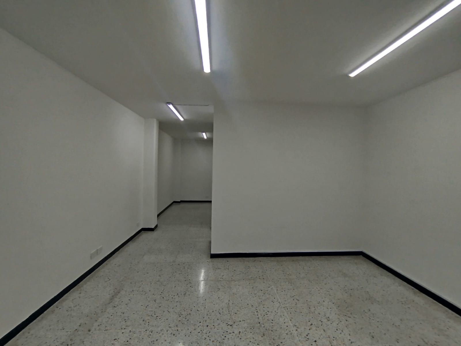 Oficina en arriendo Antioquia Medellín Suramericana 30 m2 Habitaciones 0 Baños 1 Garajes 0 Precio $2500000
