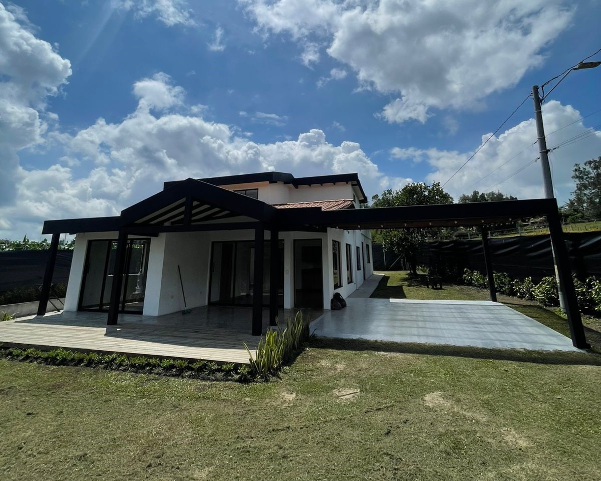 Casa Campestre en arriendo Antioquia Guarne Centro 208 m2 Habitaciones 4 Baños 3 Garajes 2 Precio $5500000