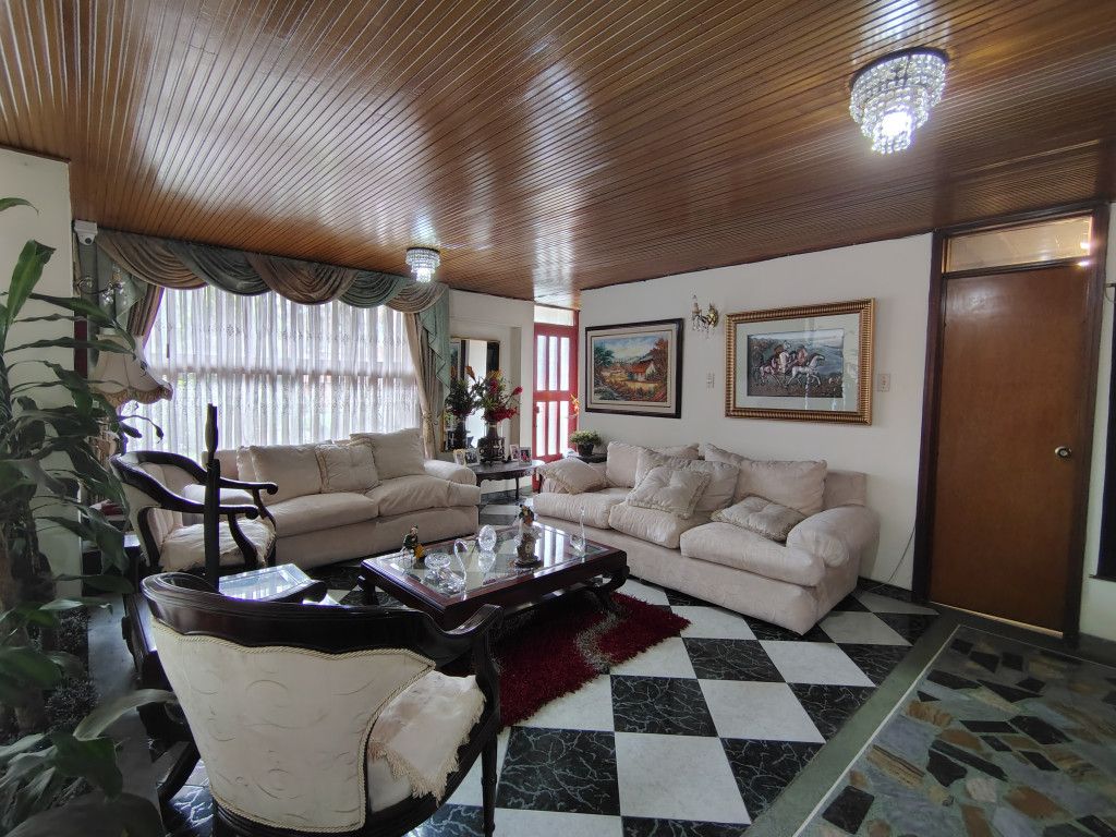 Casa en venta Cundinamarca Bogotá El Salitre 350 m2 Habitaciones 5 Baños 4 Garajes 2 Precio $1400000000