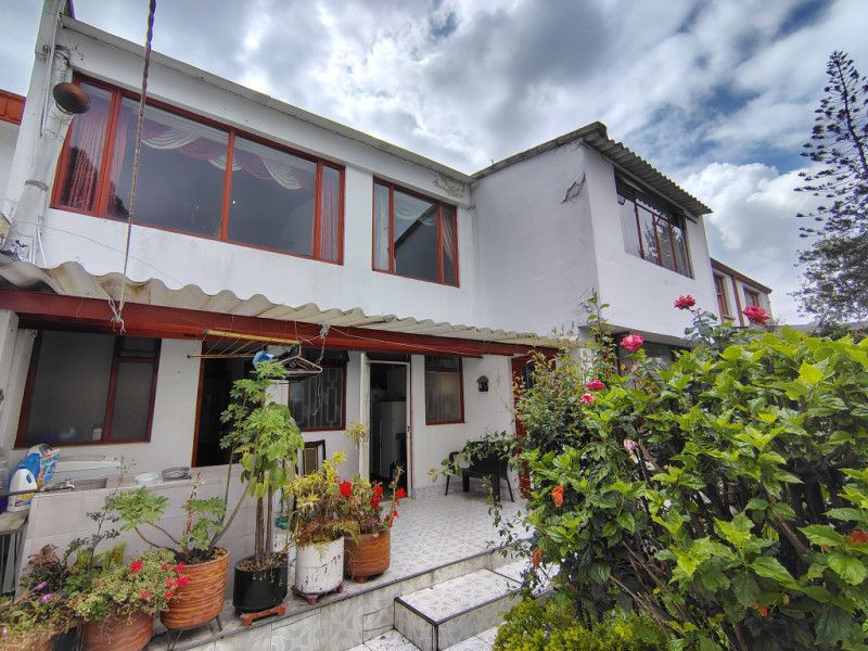 Casa en arriendo Cundinamarca Bogotá El Salitre 350 m2 Habitaciones 5 Baños 4 Garajes 2 Precio $7800000